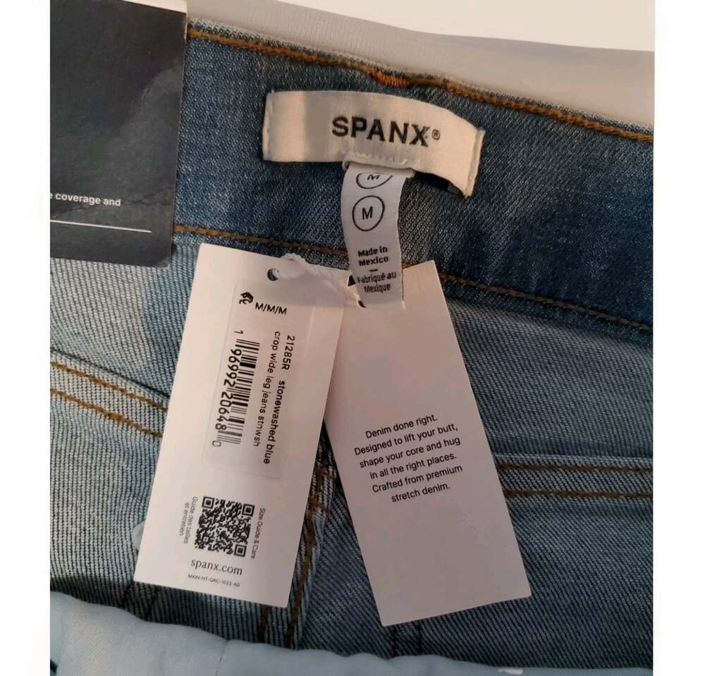 NWT SPANX Women's Medium Wide Leg Pull On Denim Jeans Flare Crop Pants - Picture 4 of 6